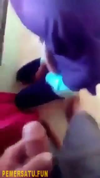 jilbab biru cantik ngemut kontol lanjut genjot dari belakang
