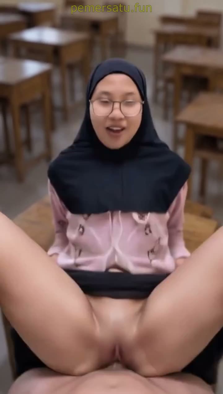 bokep ai hijab kacamata manis dientot gangbang di kelas
