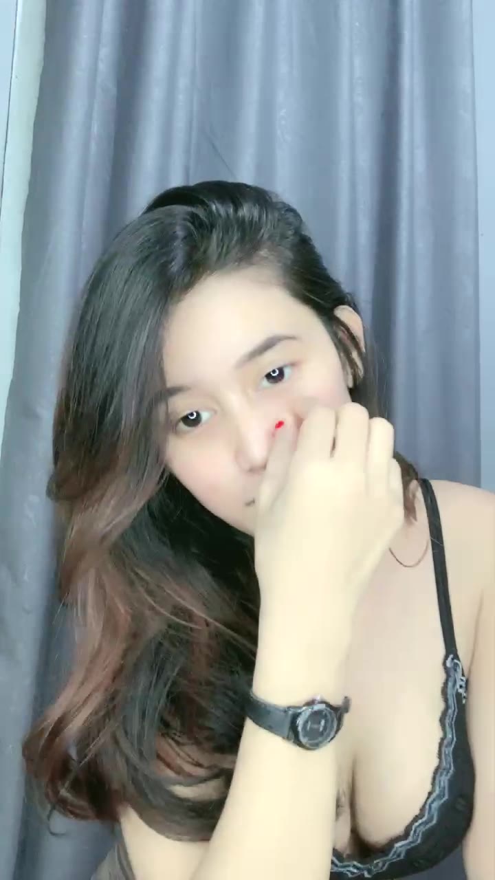Vivie Mamah Muda Anu-nya Tembem Menonjol