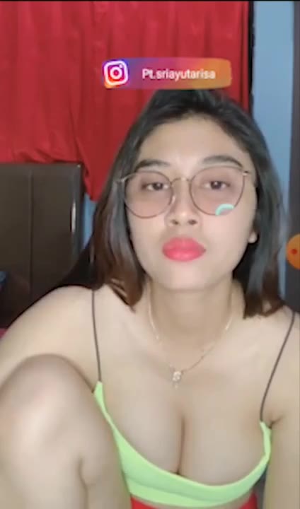 SRI AYU TARISA pakai kacamata cakep amat
