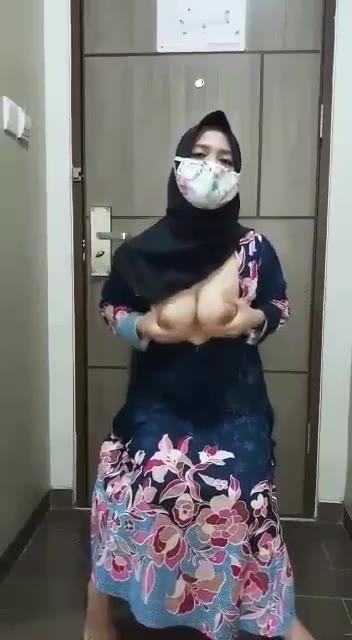 Cewe Kerudung Hitam Squirt Di Pintu