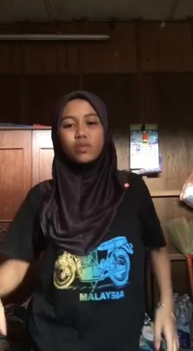AIN AYUNIE baju hitam