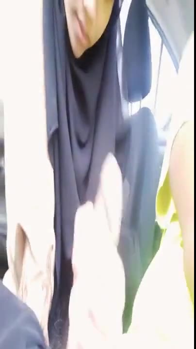 jilbab hitam gemoy serius banget kocok batang di mobil