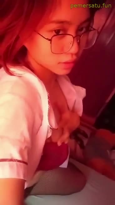 Cewek Kacamata Sange Minta Jilat Kontol