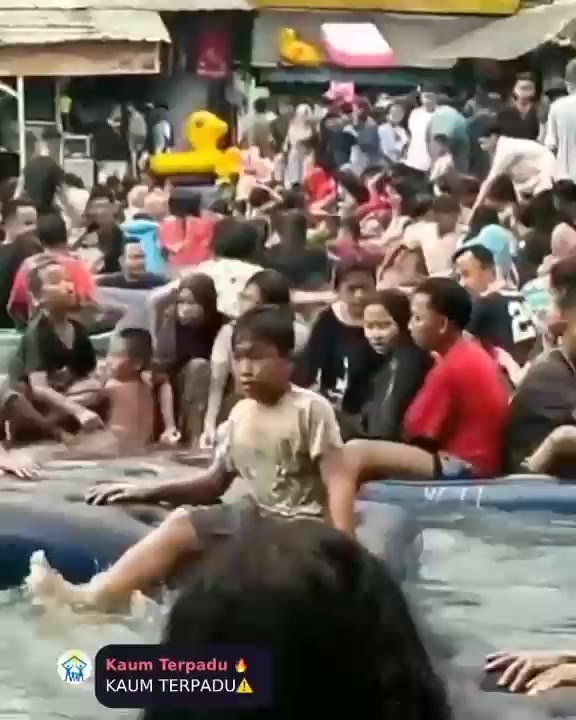Serasa Dunia Milik Berdua Di Kolam Renang Ramai Malah Mesum Video Pemersatu Bangsa