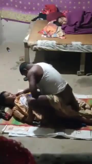 Lagi ngewe anak sendiri eh adeknya bangun