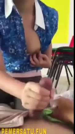 di emut teman sekelas saat sekolah sepi
