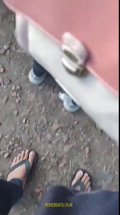 berani banget eksib coli di keramaian crot di tas cewek