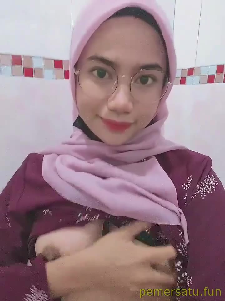 Hijab Kacamata Batik Merah Jilbab Pink Video Pemersatu Bangsa