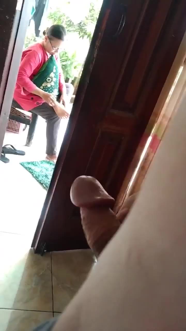 Eksibisionis Liatin Kontol ke mbak baju merah di ruang tamu