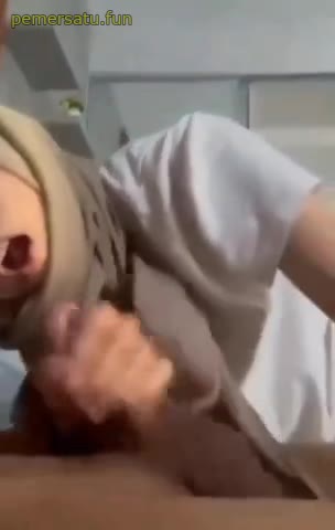 Jilbab Kurus Sepong Pasrah Dientot