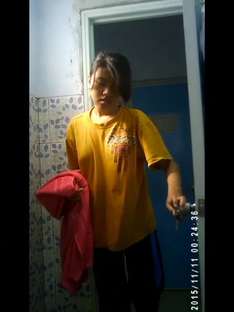 Kaos kuning mandi basah