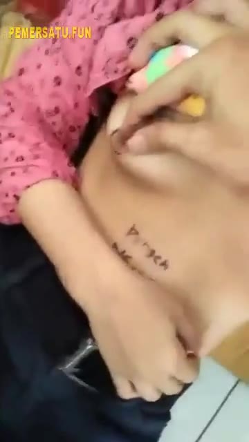 jilbab manis dipaksa bukain bh dan kasih lihat toket