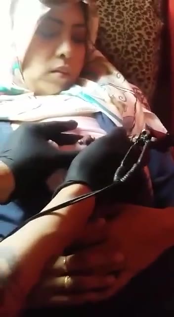 Jilbab Proses Piercing Di Pentil hvnw