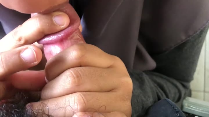 Di emut temen berjilbab di kamar mandi