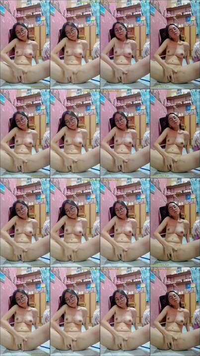 Elia ABG 18yo Kacamata Lugu Imut Bugil Colok Memek Becek (42)