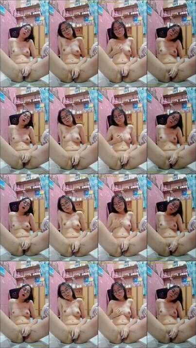 Elia ABG 18yo Kacamata Lugu Imut Bugil Colok Memek Becek (45)