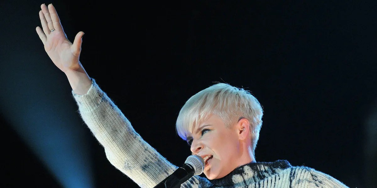 Robyn News - Mobile Ocean Backgrounds for Desktop