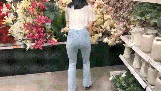 极品玲珑身材花店偶遇牛仔裤女神，带到酒店没想到这么主动，紧身牛仔裤完美显现极品身材，玲珑身段草不够 - 截图1