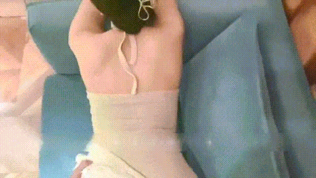 性感车模超极品身材的车模 丰乳翘臀大长腿 撅着屁股让哥哥无套插入，呻吟勾魂 阴道裹着鸡巴让小哥快速抽插浪叫不止 - 截图2
