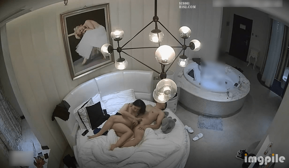 [MP4/1GB] 女神级气质身材俱佳的撩人少妇穿上老公买的黑丝吊带情趣睡裙和情人在高档酒店尽情操穴舔吸销魂插 - 截图4