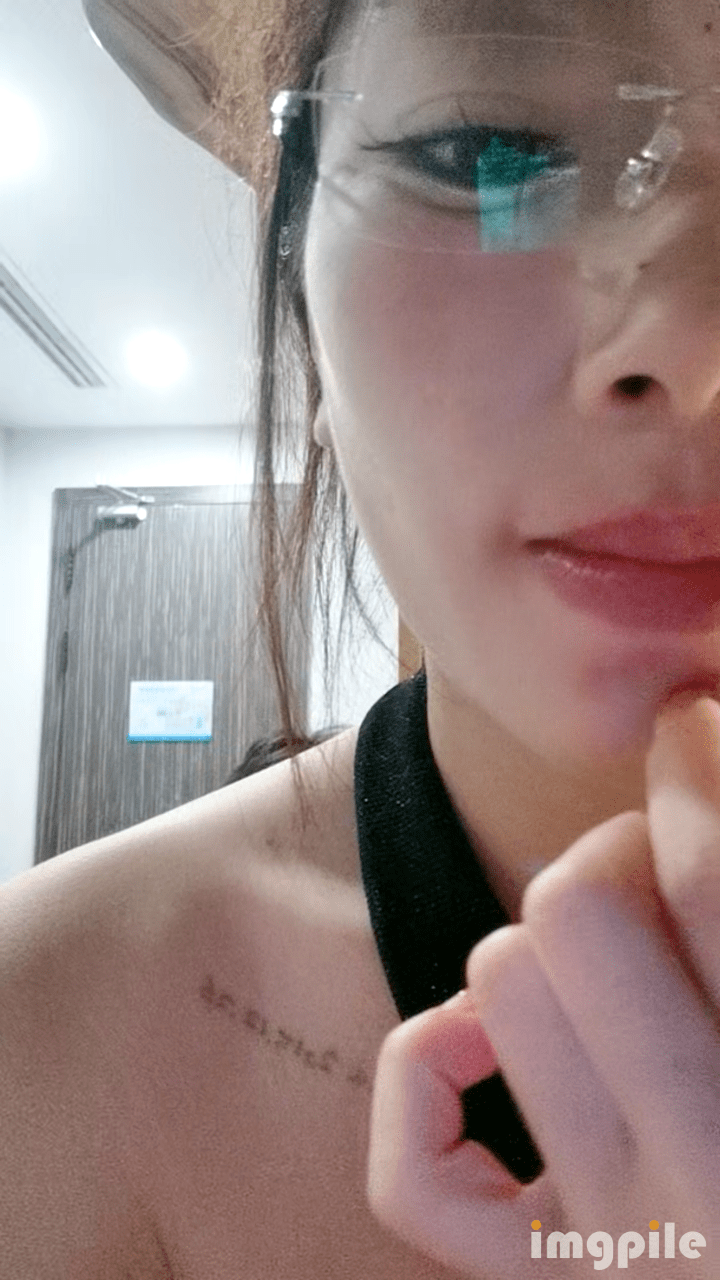 顶级尤物眼镜美御姐！黑丝包臀裙！御姐范十足，帅哥炮友跪着吃屌，难得一线天粉穴，骑乘爆插美臀 - 截图4