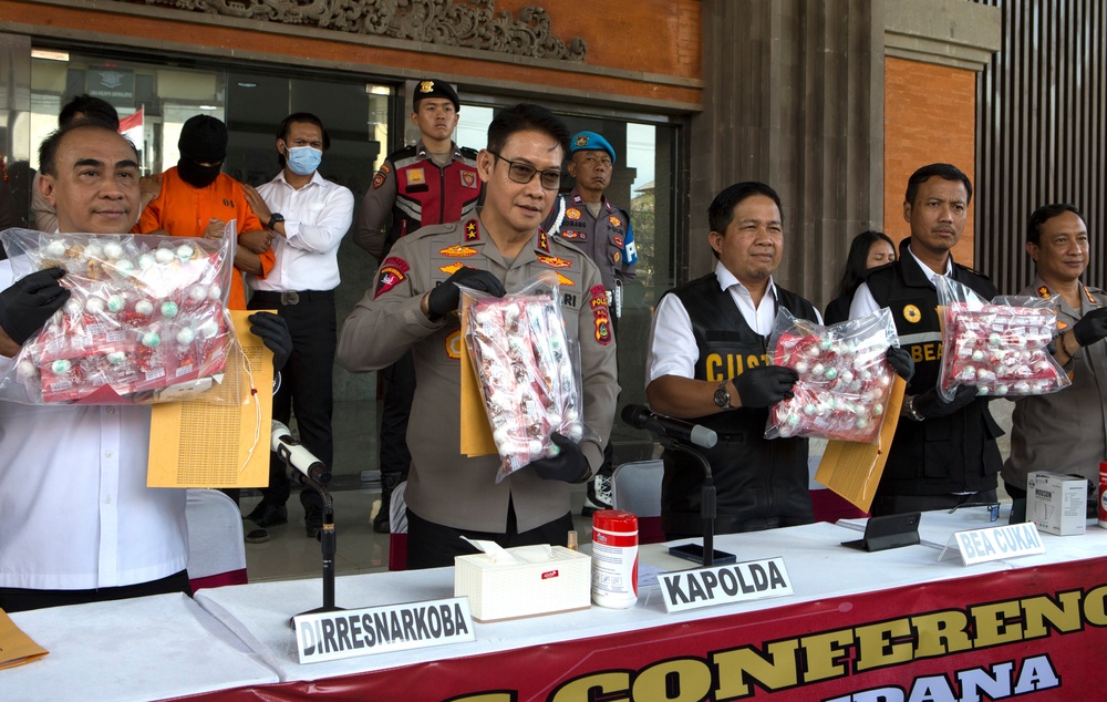 Indonesian Police Arrest An Australian Man For Allegedly Smuggling - Elegant 8K City Illustrations | Free Download