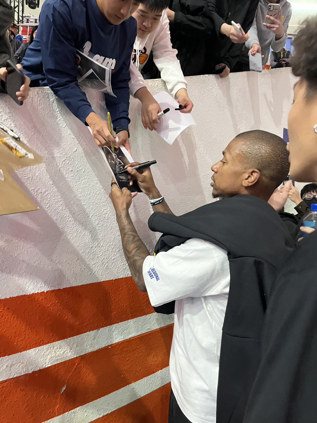 NBA球星湯瑪斯於板橋體育館，專注觀看高中女籃對決。
