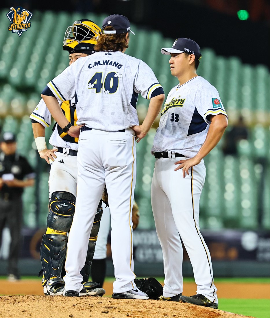 投手鄭浩均在場上因投捕通訊設備故障而顯露焦慮情緒。