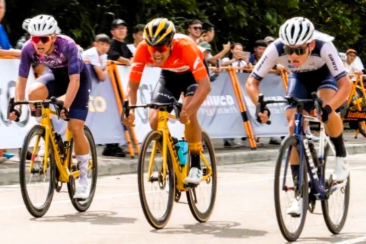 多名自由車選手在賽道競速，展現台日跨國合作盛況
