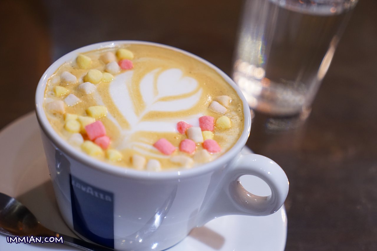 中山站，1+1 Together Republic 咖啡廳，有貓、有 Wi-Fi、有咖啡