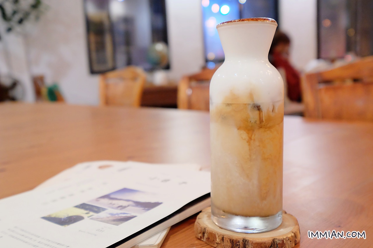 角公園咖啡，大稻埕附近，位在二樓、懷舊又安靜的貓咪咖啡廳