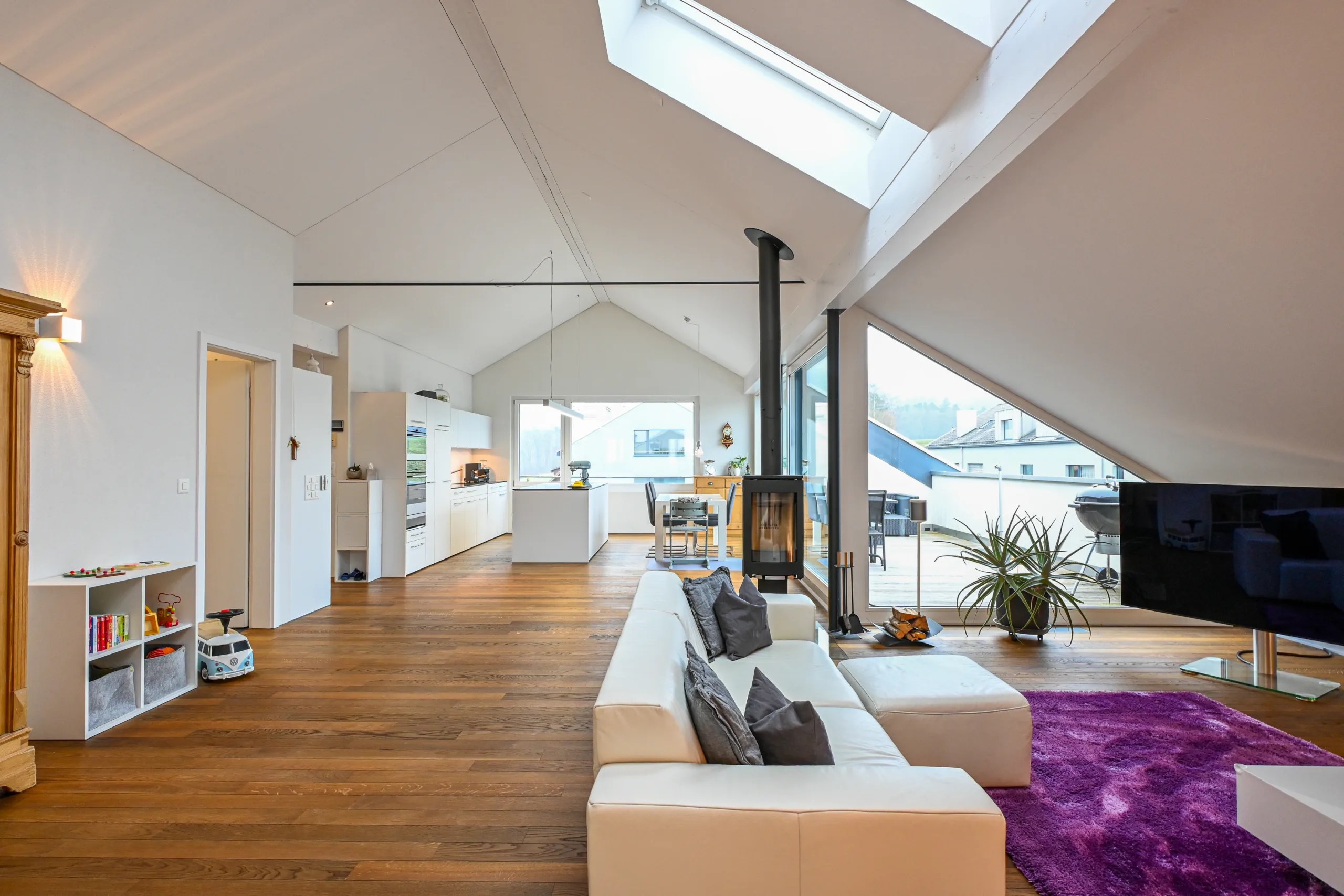 Wohnbereich der 3.5-Zimmer Dachwohnung zu verkaufen in Moosseedorf.