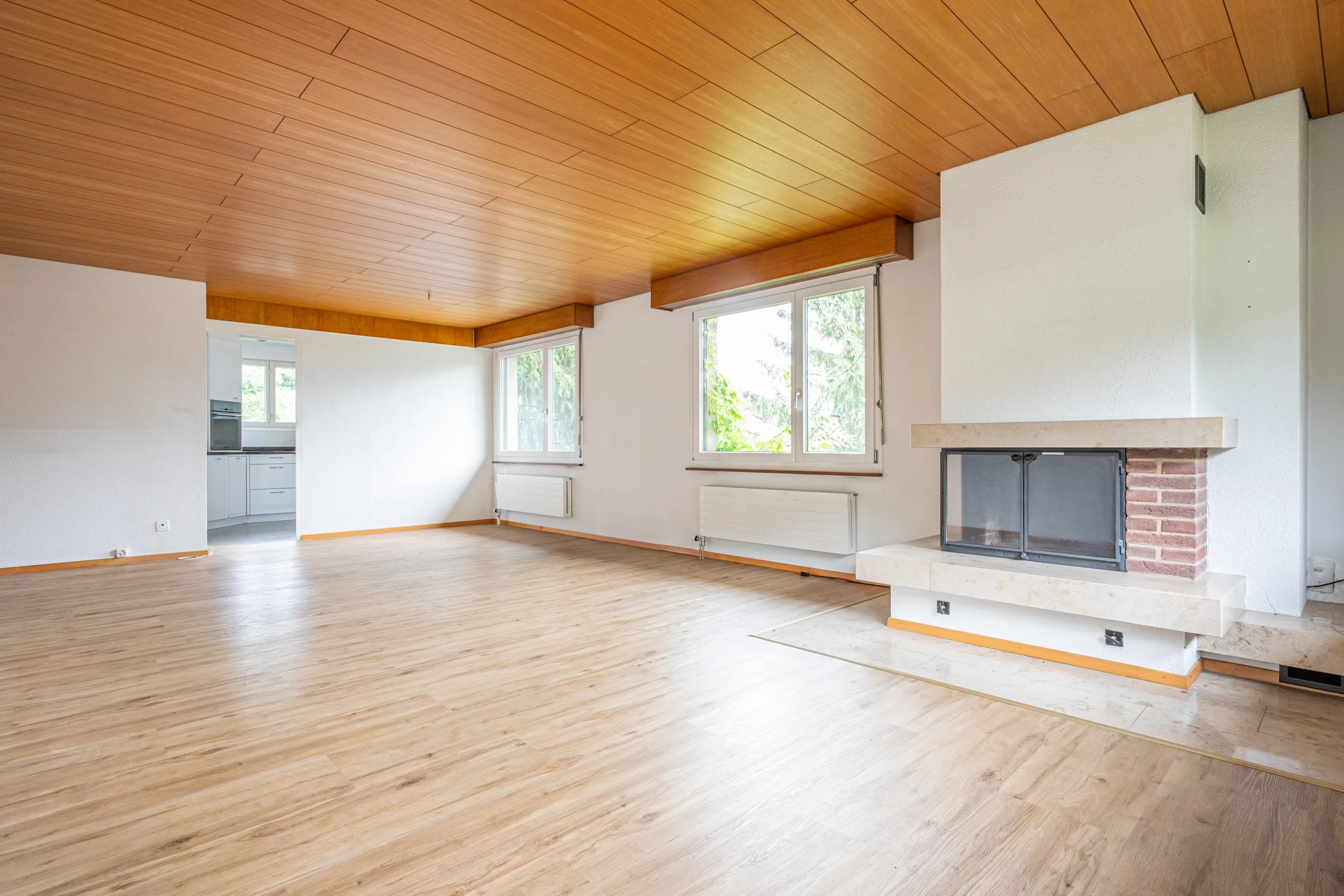 Wohnzimmer mit Cheminée im ersten Obergeschoss der Wohnung zu vermieten in Kehrsatz