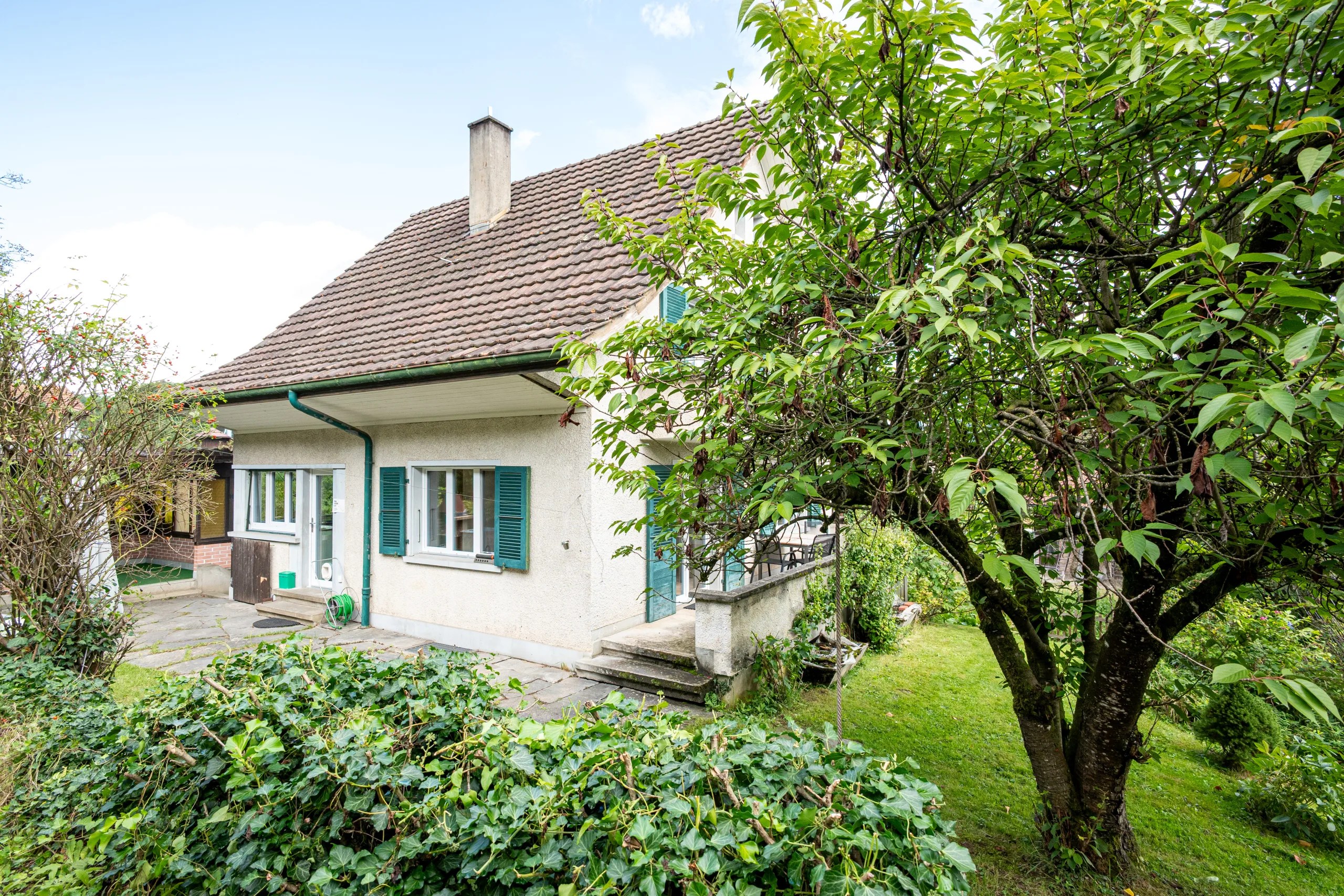 Garten des Einfamilienhauses zu verkaufen in Gümmenen.