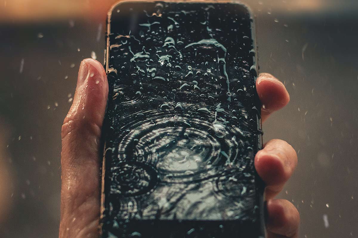 Celular molhou e não liga mais? Descubra o que fazer