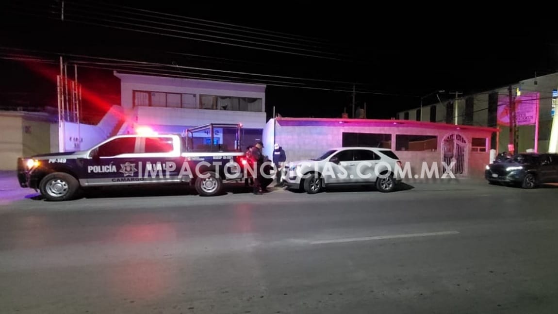  Choca contra camioneta en el semáforo de la Centenario y Abasolo; sin lesionados  