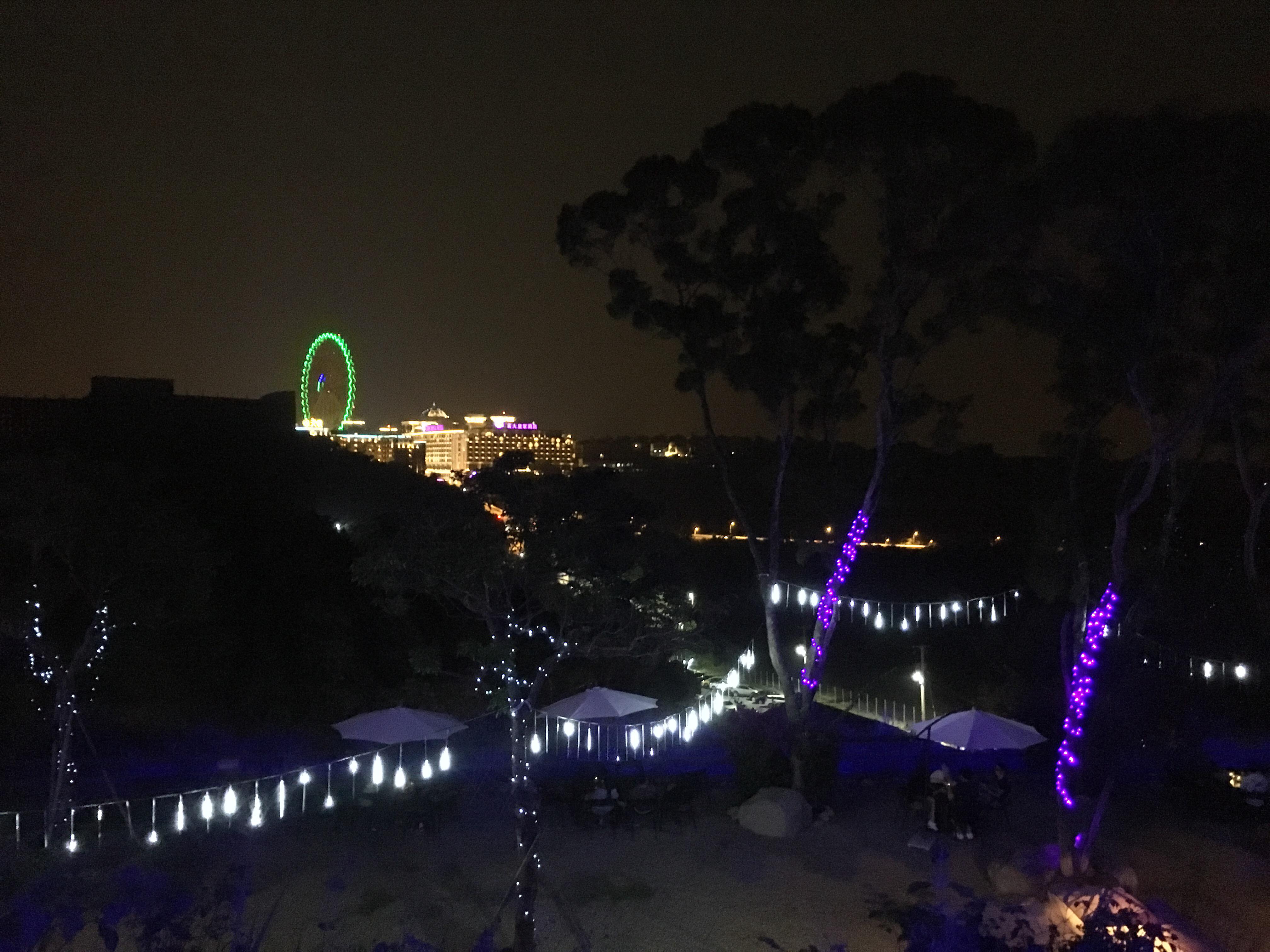 【高雄美食】無名咖啡 絕美夜景親子餐廳景觀咖啡，近義大世界，園區裡到處串門子的羊咩咩和蘑菇屋太可愛啦！