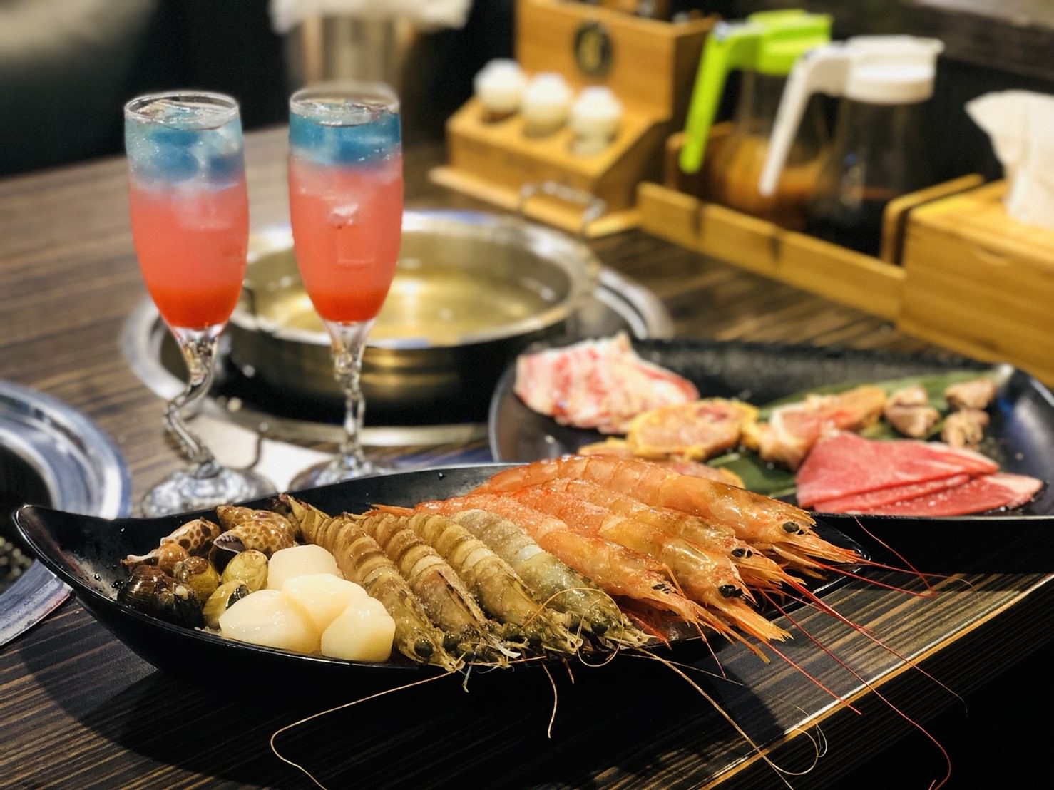 【高雄美食】好客海鮮炭火燒肉吃到飽—新光三越三多店，生蠔無限供應、調酒暢飲，吃肉喝酒爽度爆表！