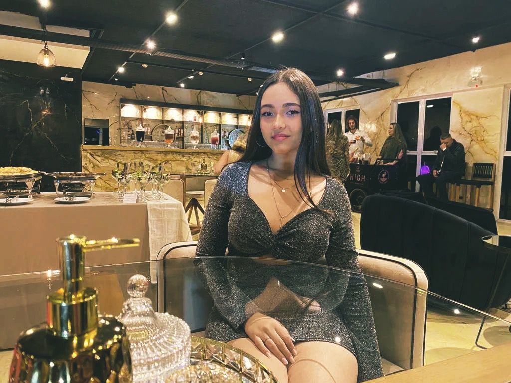 Cantora e atriz Vitória Santos ganha espaço na cidade de São Paulo