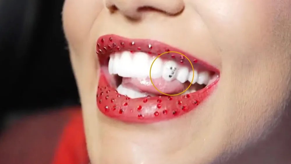 Virginia Fonseca coloca piercing de cristal nos dentes com o número 7 para desfilar na Grande Rio