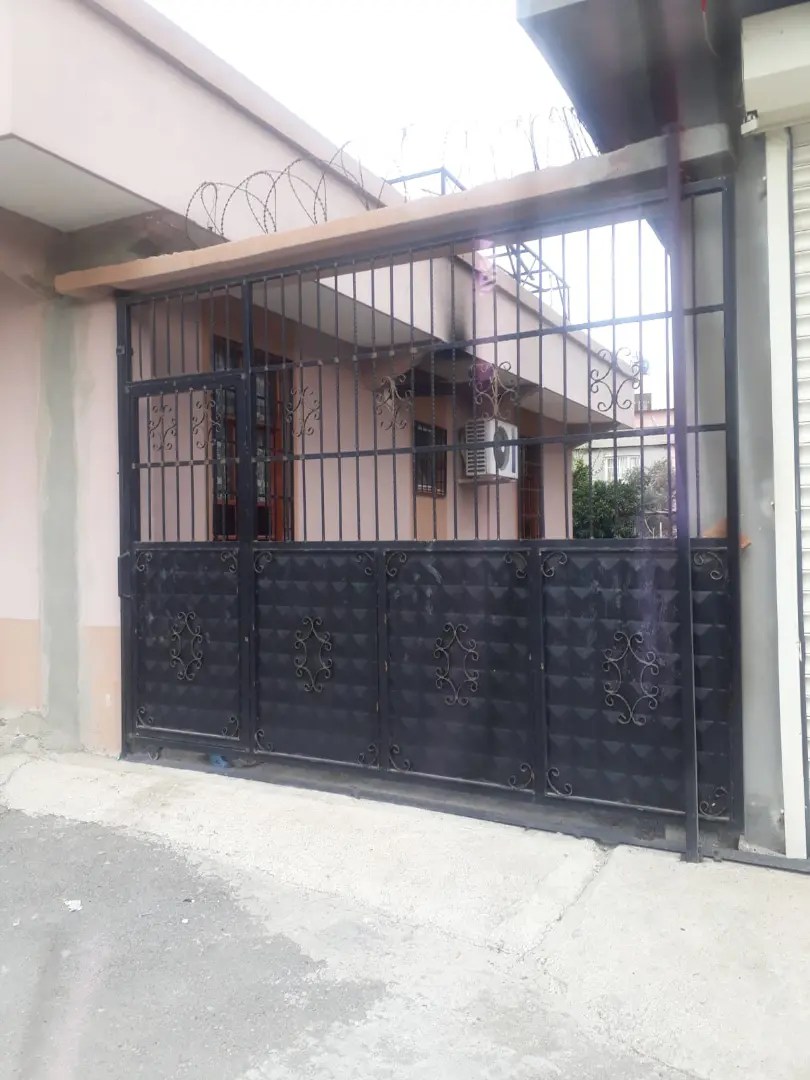 Sürgülü demir bahçe kapısı