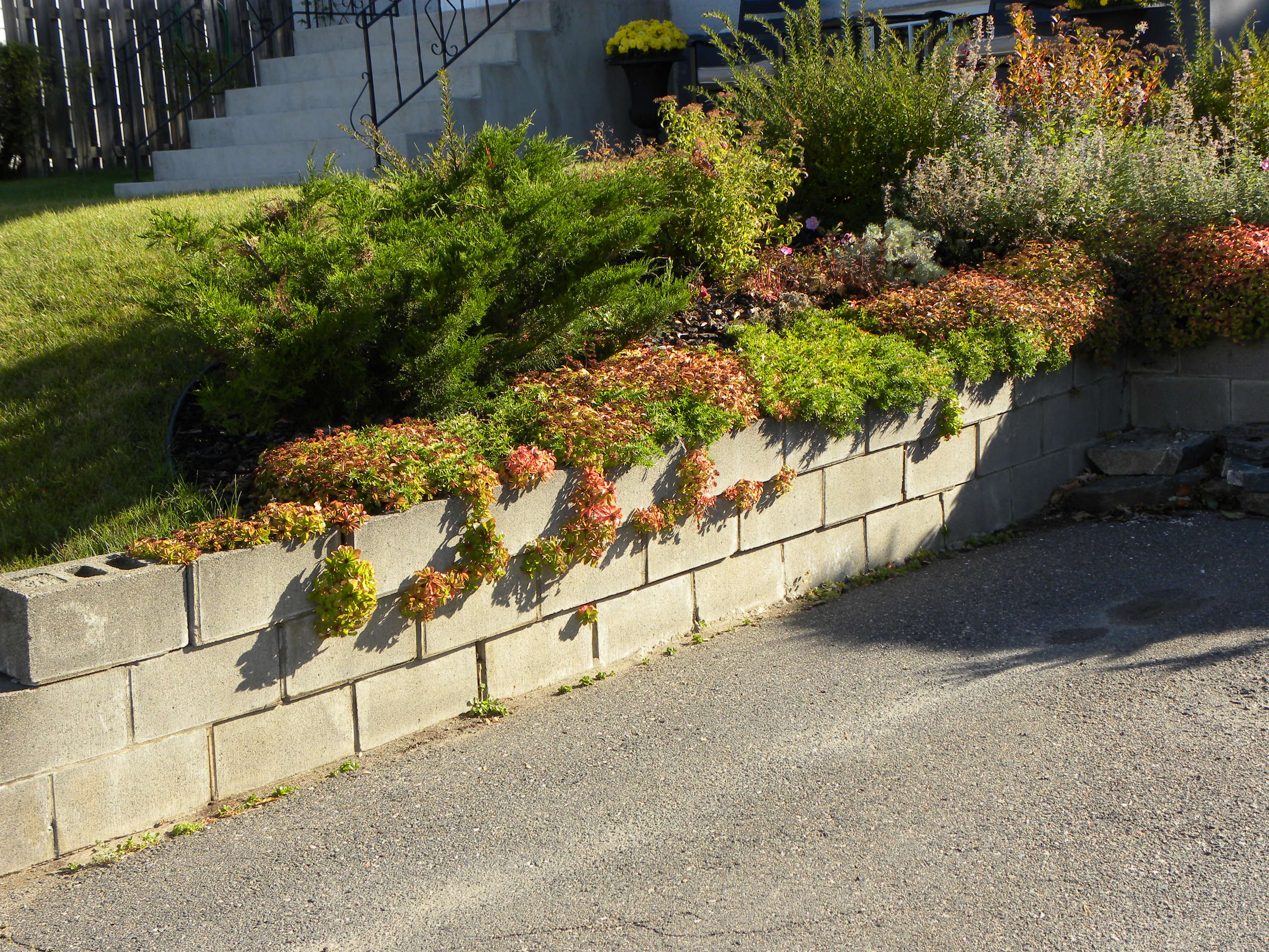 Cinder blocks are relatively inexpensive and make really beautiful garden edging. How To Build A Cinder Block Retaining Wall Incoming Bytes