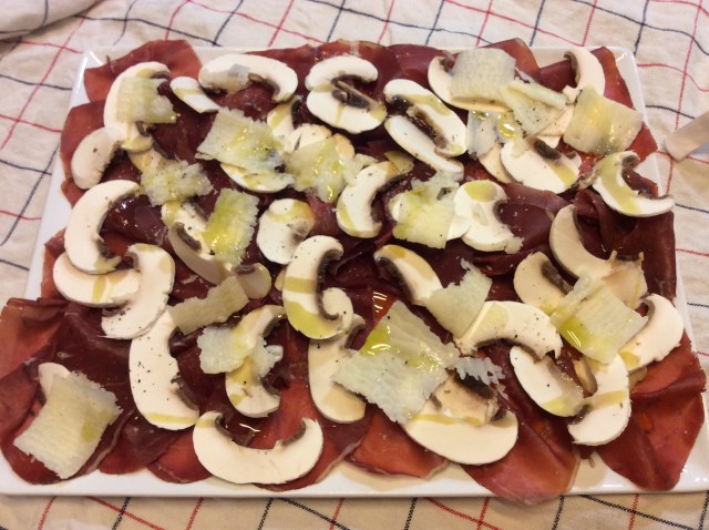 BRESAOLA CON CHAMPIGNON E SCAGLIE DI GRANA