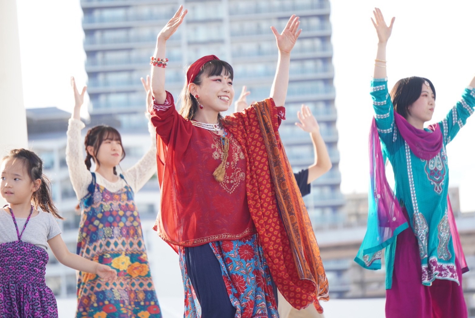 みんなでボリウッドダンスを踊っている写真