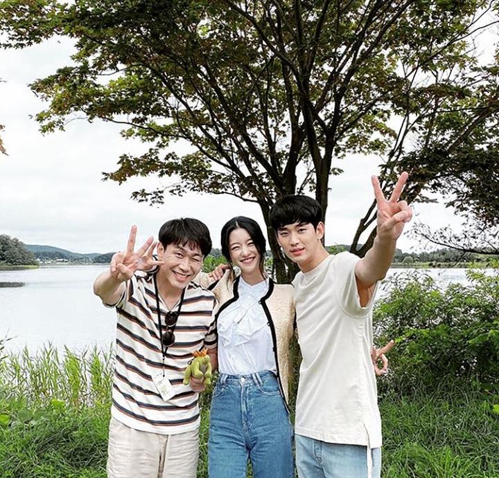 Saat berlibur, lee eun oh (kim jiwon) bertemu dengan park jae won (ji chang wook) dan jatuh cinta padanya. Ini loh episode Terakhir "It's Okay To Not Be Okay" Yang