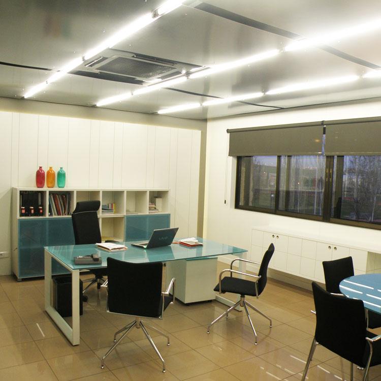 Sillas y mesas de oficina