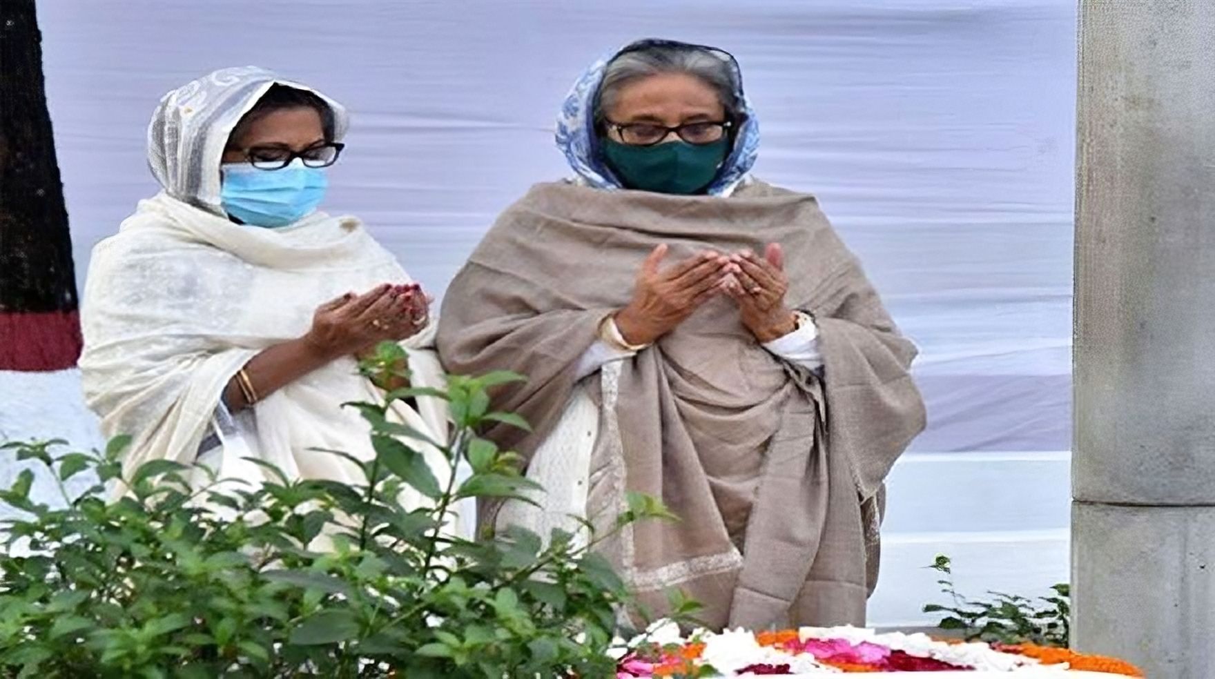 বনানী কবরস্থানে স্বজনদের কবর জিয়ারত করলেন প্রধানমন্ত্রী