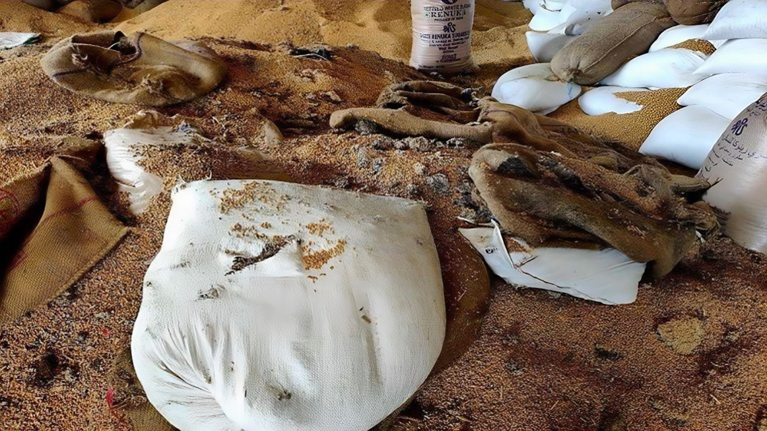 ‘পচা গন্ধ’ ছড়াচ্ছে ভারত থেকে আনা ২০০ টন গম