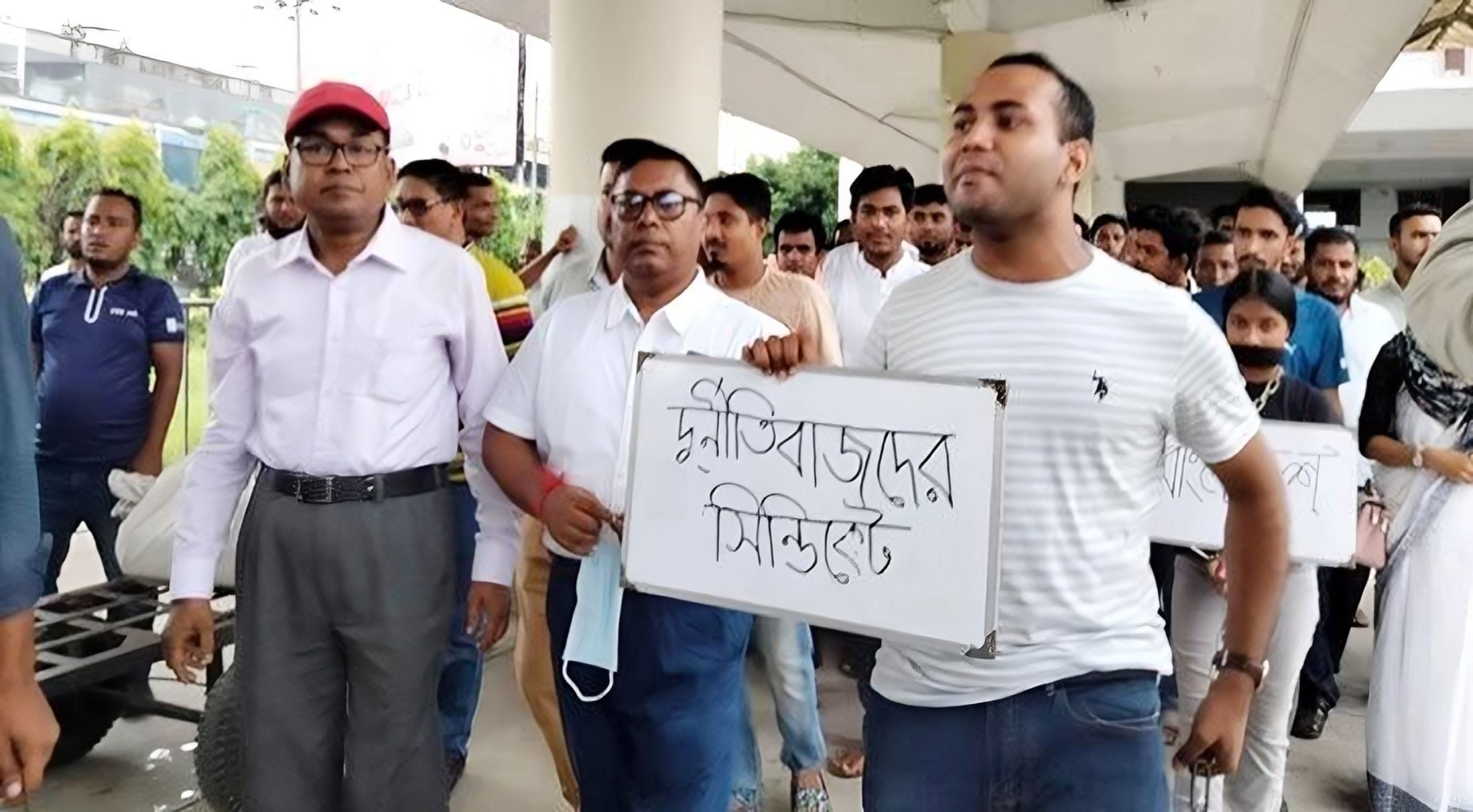 ৬ দফা দাবিতে এবার রাজশাহী রেলস্টেশনে রনি